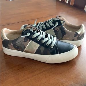 Vici Vintage Havana Camo sneakers Size 6